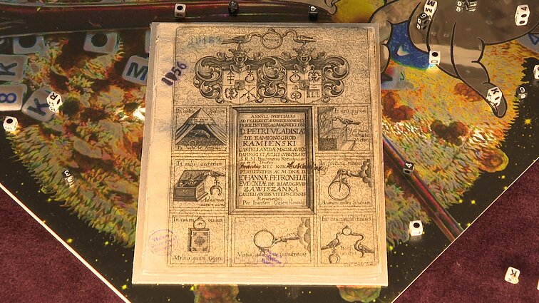 Koliažai, jungiantys praeitį ir dabartį: VU bibliotekoje – italų menininko paroda