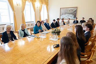 Prezidentūroje pirmoji ponia Diana Nausėdienė susitiko su Lietuvių išeivijos studentų stažuotės (LISS) programos dalyviais
