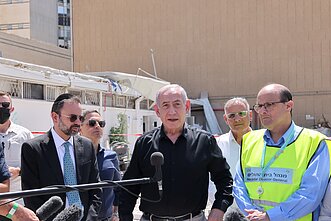 Benjaminas Netanyahu (viduryje)