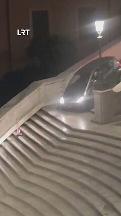 80-metis automobiliu važiavo laiptais Romoje ir užstrigo