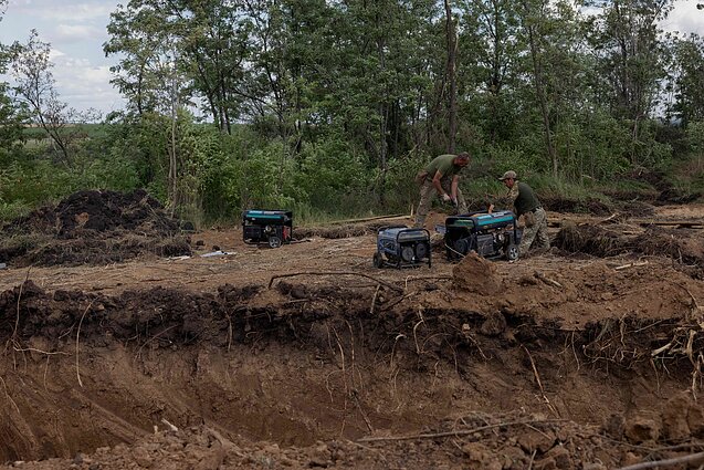 Ukrainos kariai dirba, siekdami sustiprinti fronto liniją Donecko kryptimi