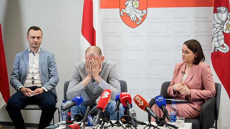 Po išlaisvinimo tęsti kovą žadėjęs Cichanouskis graudinosi: dukra po 5 metų jo nepažino