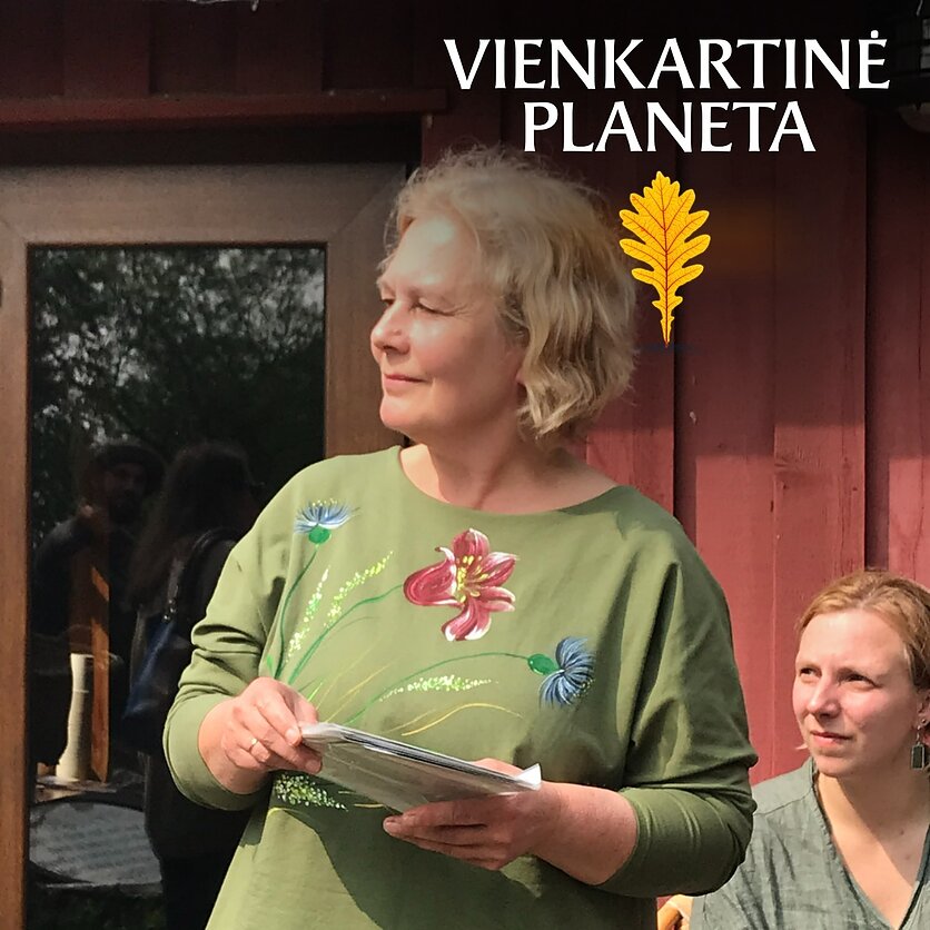 Inga Janiulytė-Temporin, Vabalų kaimo gyventoja Laima Mačėnienė vedasi tarptautinę delegaciją į buvusias pelininkų sodybvietes.