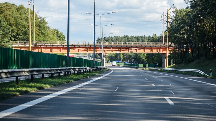Daugėjant apmokamų kelių, vežėjai prognozuoja – dėl mokesčių gali brangti maistas, siuntos