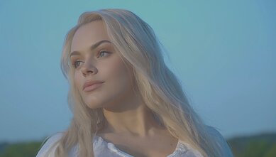 Kadras iš dainininkės Eliyos Maris klipo