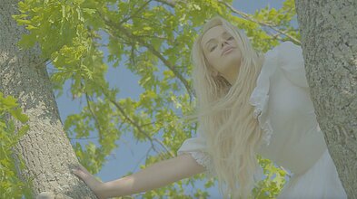 Kadras iš dainininkės Eliyos Maris klipo