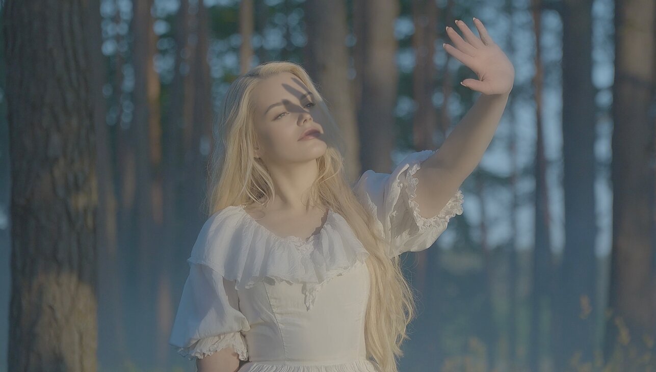 Kadras iš dainininkės Eliyos Maris klipo