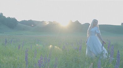 Kadras iš dainininkės Eliyos Maris klipo