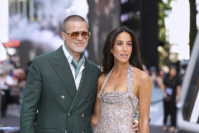 Bradas Pittas su Ines de Ramon „F1 filmas“ premjeroje Londone 2025 m. birželio 23 d.