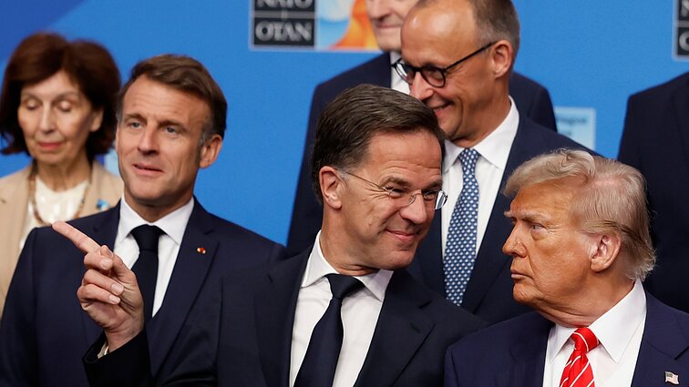 „Panašiau į sultono dvaro apeigas“: Hagoje politologas regi padlaižiavimą Trumpui