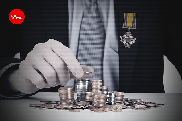 Tarptautinis tyrimas. Tarp Kremliaus fondo „pateptųjų“ – ir Adamkaus apdovanotas poetas