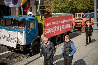 Ūkininkai piketuoja prie Seimo: protestuoja prieš baigiamą svarstyti mokesčių reformą Ūkininkai piketuoja prie Seimo: protestuoja prieš baigiamą svarstyti mokesčių reformą