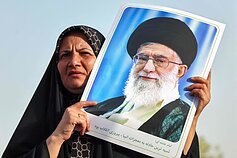 Iranietė laiko ajatolos Ali Khamenei portretą Iranietė laiko ajatolos Ali Khamenei portretą