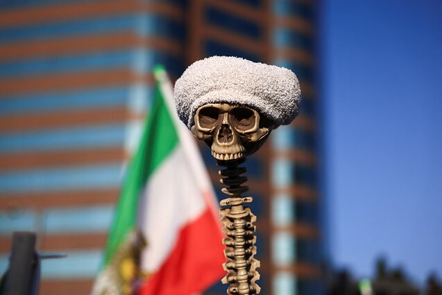 Pajuokianti kaukolė, vaizduojanti Irano ajatolą Ali Khamenei per protestą prieš Iraną Los Andžele, JAV Pajuokianti kaukolė, vaizduojanti Irano ajatolą Ali Khamenei per protestą prieš Iraną Los Andžele, JAV