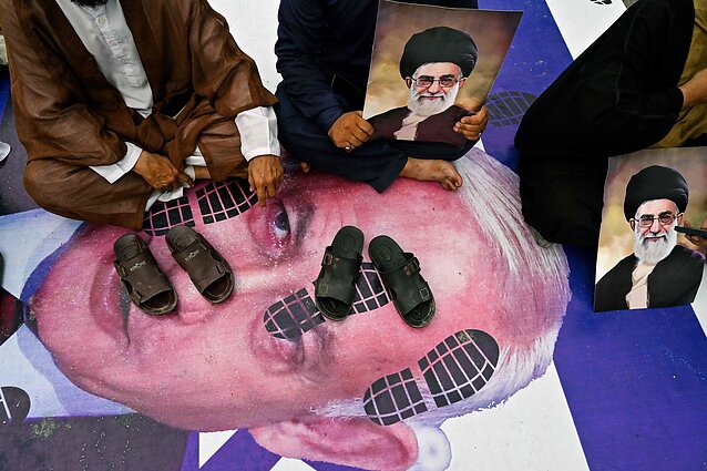 Šiitų musulmonai laiko ajatolos Ali Khamenei portretus ir yra padėję batus ant Izraelio premjero Benjamino Netanyahu atvaizdo Šiitų musulmonai laiko ajatolos Ali Khamenei portretus ir yra padėję batus ant Izraelio premjero Benjamino Netanyahu atvaizdo