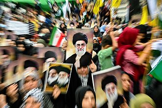 Protestuotojai laiko Irano ajatolos Ali Khamenei portretus per protestą prieš JAV ir Izraelį Karačyje Protestuotojai laiko Irano ajatolos Ali Khamenei portretus per protestą prieš JAV ir Izraelį Karačyje