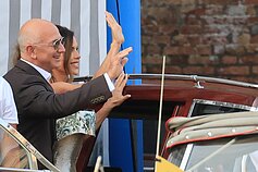 Jeffas Bezosas ir Lauren Sánchez atvyksta į vestuvių sveikinimų vakarėlį