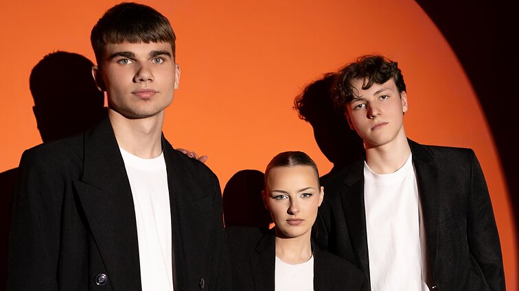 Netikėtai susipažinę 2 moksleiviai ir studentė subūrė grupę: muzika padeda neperdegti