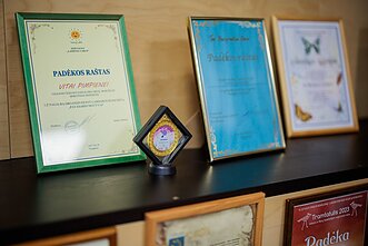 Dainavimo mokytoja V. Pimpienė išugdė daug žinomų dainininkų. 