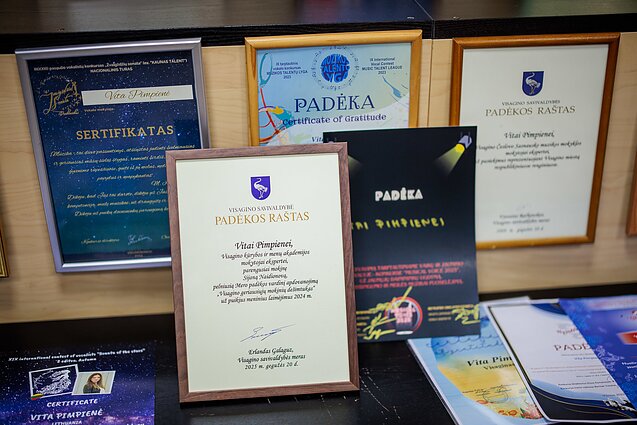 Dainavimo mokytoja V. Pimpienė išugdė daug žinomų dainininkų. 