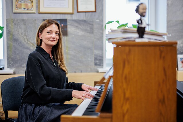 Dainavimo mokytoja V. Pimpienė išugdė daug žinomų dainininkų. 