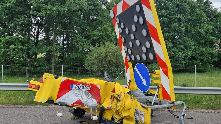 „Gelbsti neatsakingų vairuotojų gyvybes“: naujovė keliuose – mobilūs smūgio slopintuvai