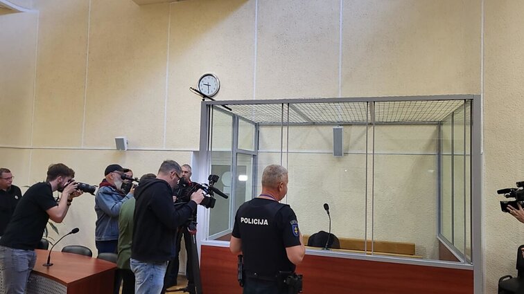 Suimtas trijų vaikų tėvą ir mamą avarijoje pražudęs moksleivis: jaunuolis kaltės neneigia
