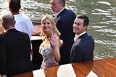 Pasipuošę svečiai renkasi į Jeffo Bezoso ir Lauren Sánchez vestuvių ceremoniją. Ivanka Trump su vyru Jaredu Kushneriu