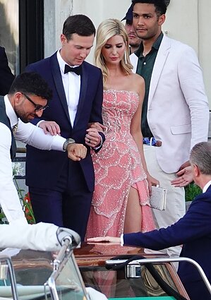 Pasipuošę svečiai renkasi į Jeffo Bezoso ir Lauren Sánchez vestuvių ceremoniją. Ivanka Trump, Jaredas Kushneris