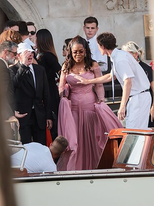 Pasipuošę svečiai renkasi į Jeffo Bezoso ir Lauren Sánchez vestuvių ceremoniją. Oprah Winfrey
