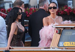 Pasipuošę svečiai renkasi į Jeffo Bezoso ir Lauren Sánchez vestuvių ceremoniją. Kim Kardashian, Khloe Kardashian