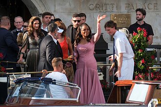 Pasipuošę svečiai renkasi į Jeffo Bezoso ir Lauren Sánchez vestuvių ceremoniją. Oprah Winfrey