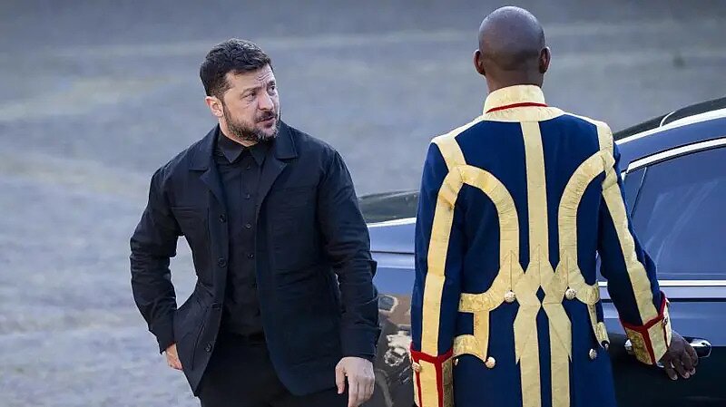 Владимир Зеленский стал появляться на публике в другой одежде