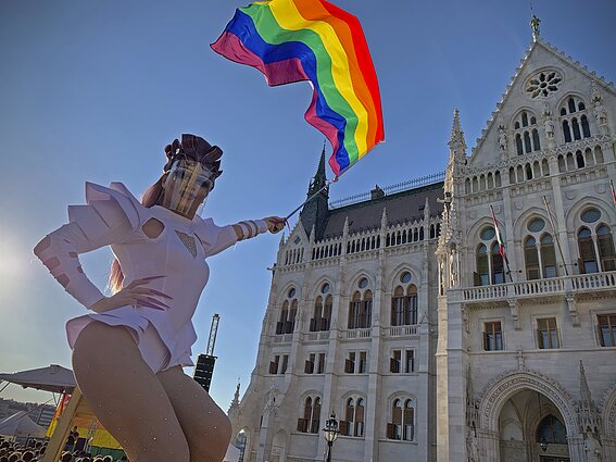 Nepaisant valdžios grasinimų, Budapešte – LGBT+ eitynės: „Mes dar netapome Putino šalimi“