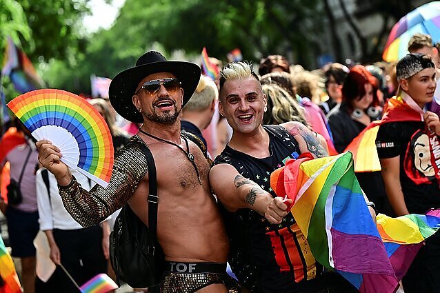 Dešimtys tūkstančių susirinko LGBT+ eitynėse Budapešte: nepaisė net sulaikymų grėsmės