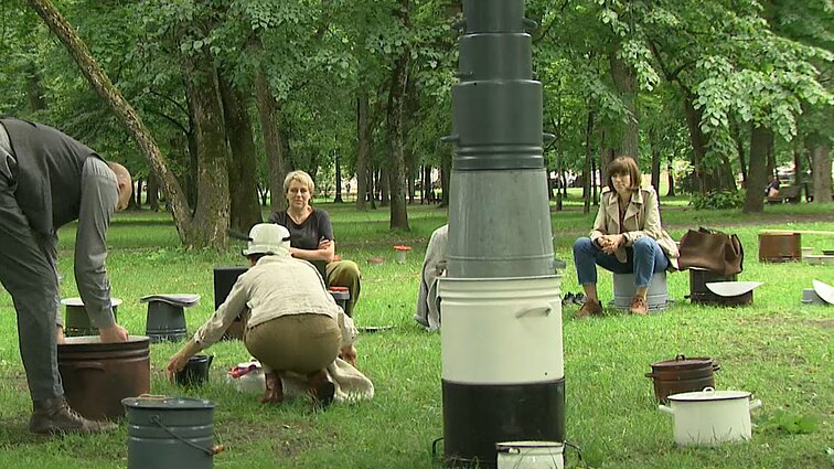 Veikėjai – iš puodų, žiūrovai – ant puodų: Stalo teatre statoma „Mergaitė su šau(kš)tuvu“