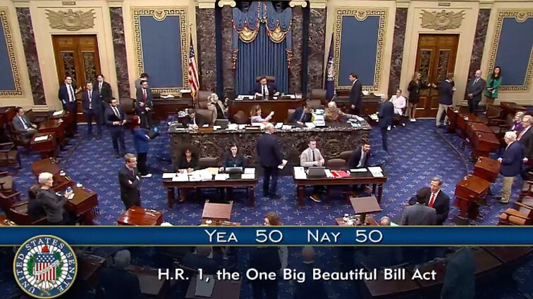 JAV Senatas patvirtino išlaidų mažinimo įstatymą: prireikė lemiamo J.D. Vance`o balso