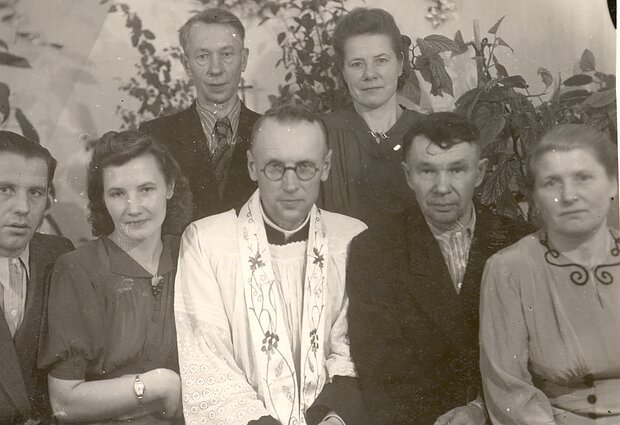 Klebonas Liudvikas Puzonas su ką tik sutuoktomis tremtinių poromis. Pečioros r., Komijos ASSR. 1956–1957 m. Klebonas Liudvikas Puzonas su ką tik sutuoktomis tremtinių poromis. Pečioros r., Komijos ASSR. 1956–1957 m.