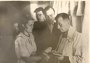 Kunigas Zigmas Neciunskas tuokia jaunavedžių porą. Krasnojarsko kr., 1958 m. birželio 29 d. Šalia jo – jaunavedžiai Genė ir Valentinas Sabulioniai Kunigas Zigmas Neciunskas tuokia jaunavedžių porą. Krasnojarsko kr., 1958 m. birželio 29 d. Šalia jo – jaunavedžiai Genė ir Valentinas Sabulioniai