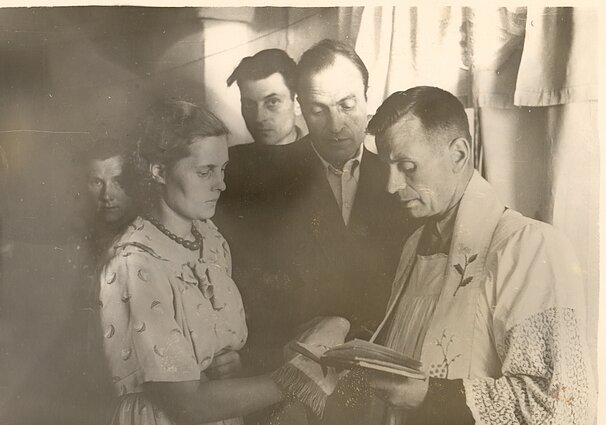 Kunigas Zigmas Neciunskas tuokia jaunavedžių porą. Krasnojarsko kr., 1958 m. birželio 29 d. Šalia jo – jaunavedžiai Genė ir Valentinas Sabulioniai Kunigas Zigmas Neciunskas tuokia jaunavedžių porą. Krasnojarsko kr., 1958 m. birželio 29 d. Šalia jo – jaunavedžiai Genė ir Valentinas Sabulioniai