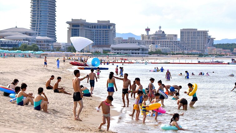Kurortinį miestą atidaręs Kim Jong Unas lauks rusų turistų, bet antplūdžio tikėtis neverta