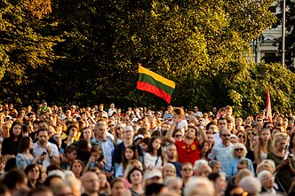 Katedros aikštėje – koncertas „Tautiškos giesmės pakylėti“