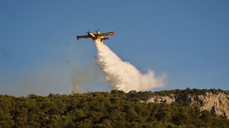 Kretos lietuvis: uraganinį lygį pasiekęs vėjas nurimo, gaisrai tapo kontroliuojami
