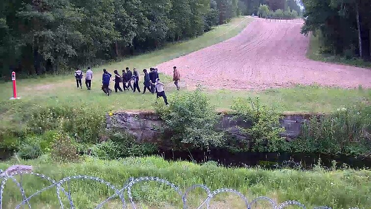 Į Lietuvą neįleisti migrantai pasieniečius apmėtė akmenimis, apgadino jų visureigį