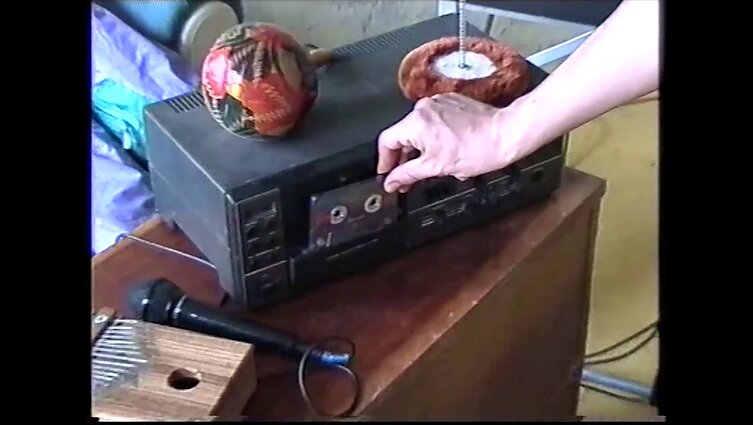 Nuo hip-hop iki vaporwave bangų. VHS kraitelėje – „Distortion Disorder“ ir „Egomašina“