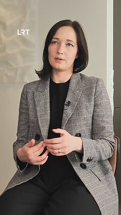 Kintsugi technikos padiktuotas minimalizmas: ryškūs linijų ir ritmo motyvai