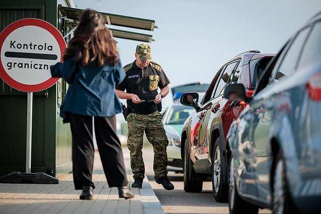 Poland temporarily reinstates border checks with Lithuania Poland temporarily reinstates border checks with Lithuania
