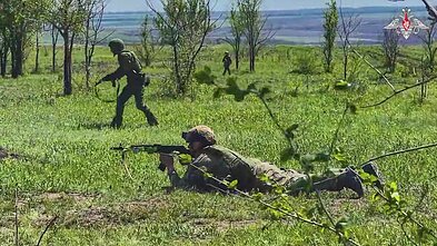 Rusijos gynybos ministerijos išplatintose nuotraukose užfiksuoti rusų kariai