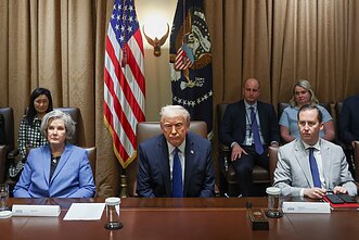 Donaldas Trumpas (viduryje) ir Sergio Goras (dešinėje) Donaldas Trumpas (viduryje) ir Sergio Goras (dešinėje)