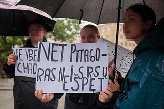 Mokinių protestas prie Vyriausybės dėl egzaminų rezultatų Mokinių protestas prie Vyriausybės dėl egzaminų rezultatų